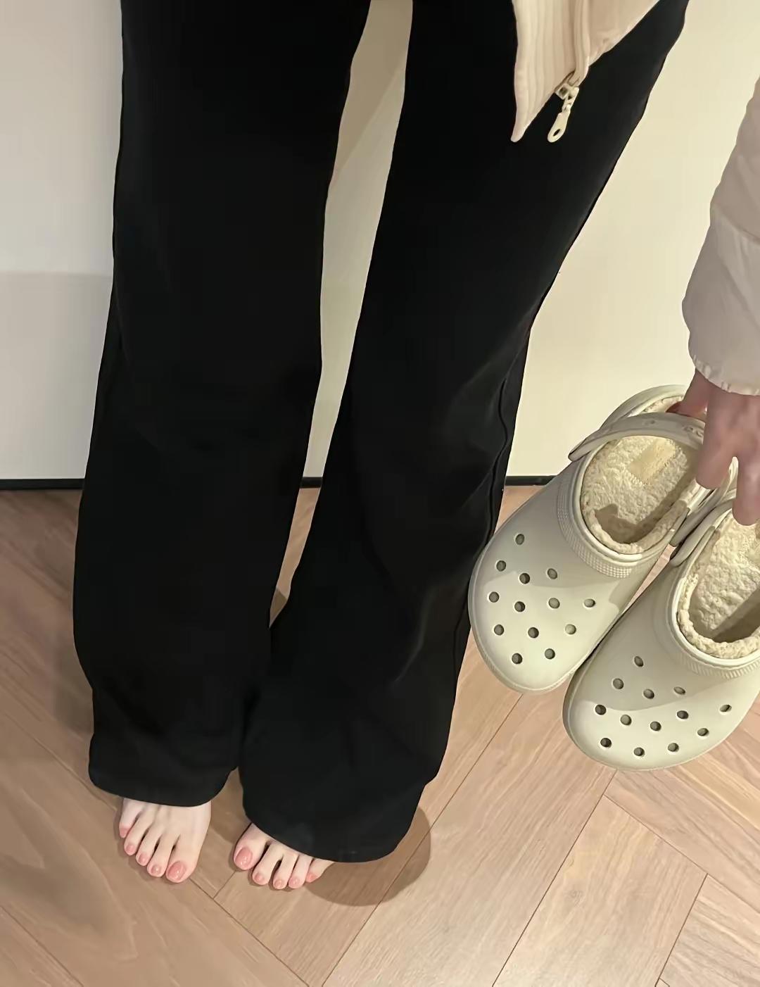 臭不臭不知道，反正是，小荷才露尖尖角，……只等蜻蜓立上头。