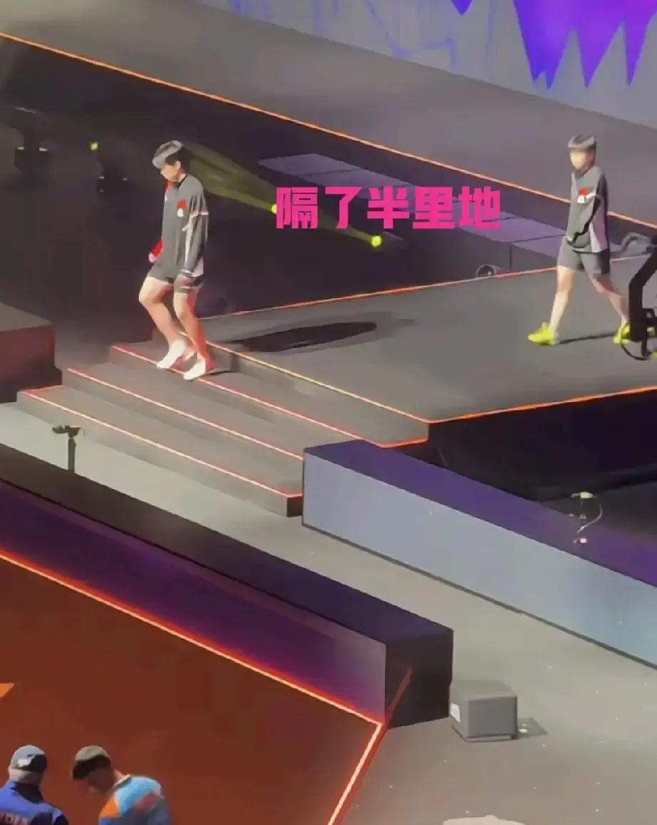 今天看混双出场，有点意思。香港队出场方式挺特别，左右分开走出来。韩国
