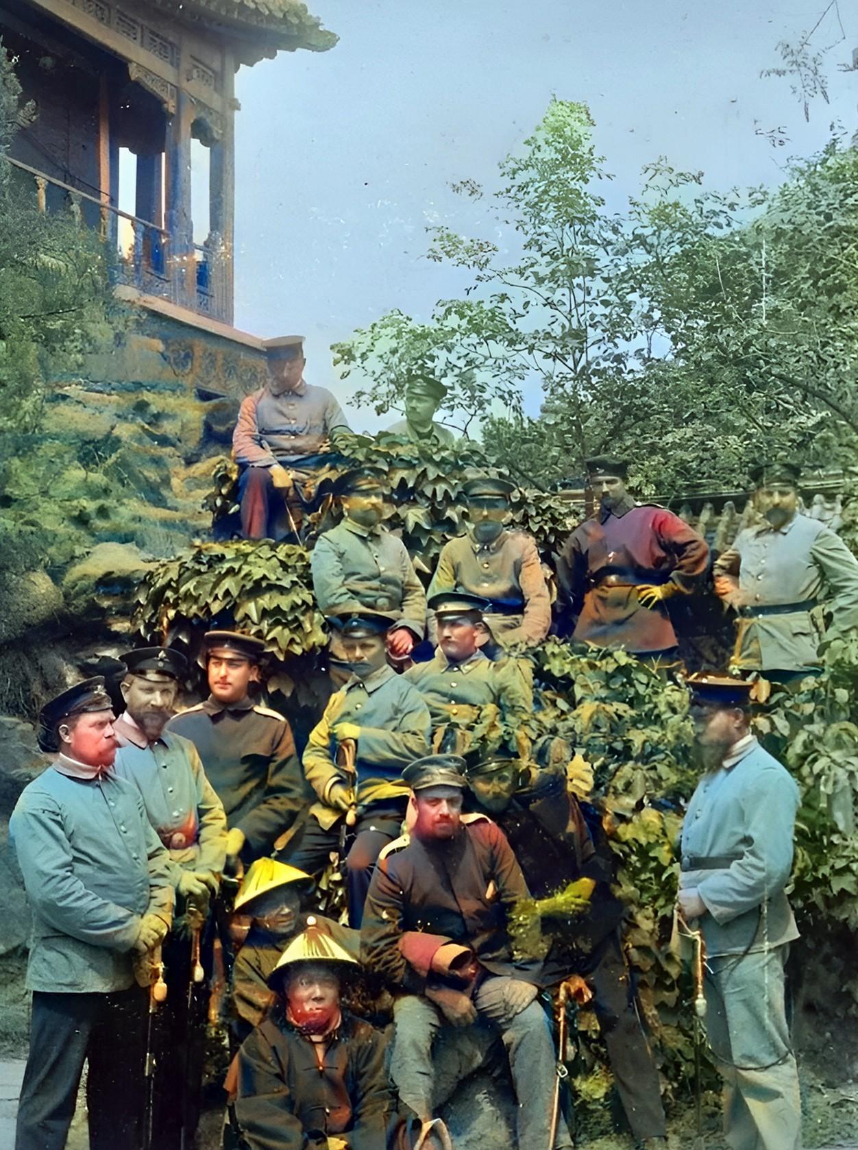 1900年，八国联军进入紫禁城。太和殿前的铜鹤还保持着百年前的姿态，只是那年