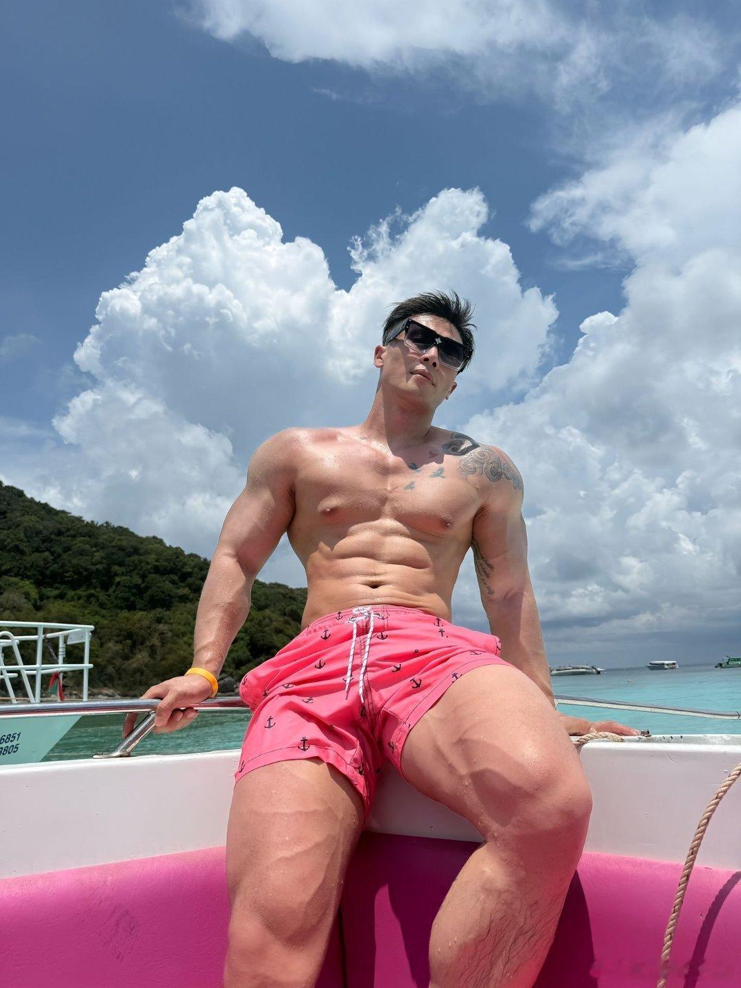 你喜欢强壮肌肉男类型吗体育生