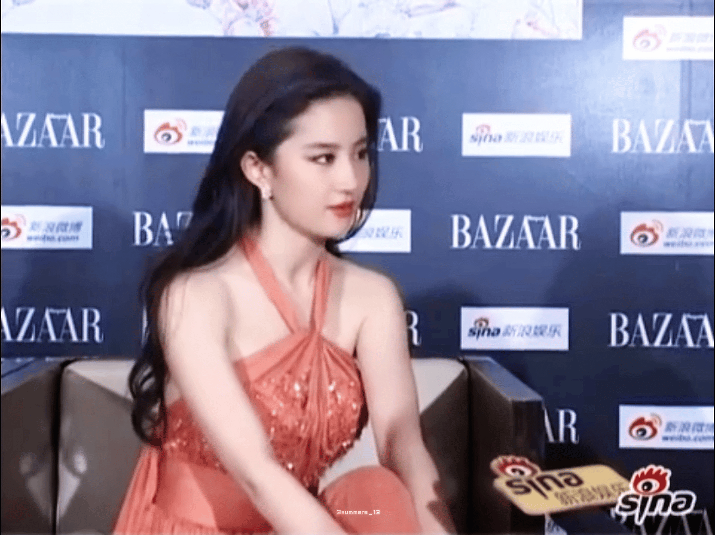 刘亦菲2011年芭莎慈善采访🎙️很出圈的一个活动造型动图更美了刘亦菲🧡