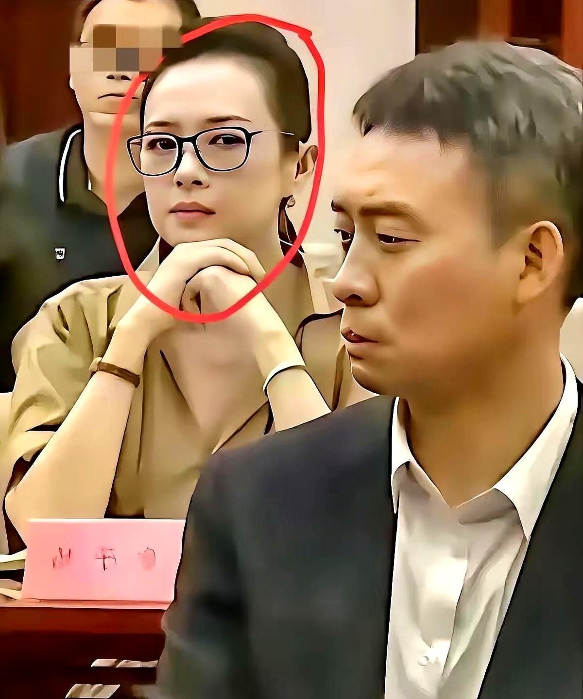 章子怡那个撇嘴表情包，正在帮她对手的电影多卖一个亿票房。你没看错。舆论狂欢式