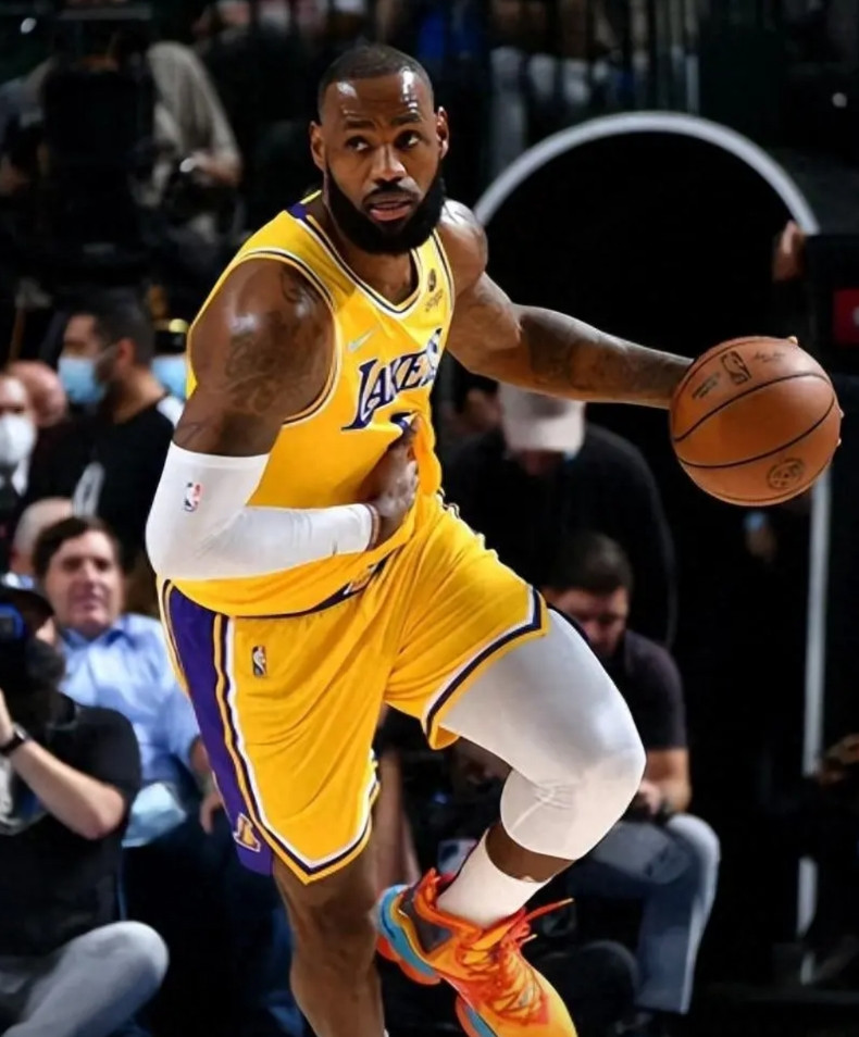 NBA江湖有个不成文的规矩：合同年要是没打出炸裂表现，分分钟让你从顶薪变底薪。