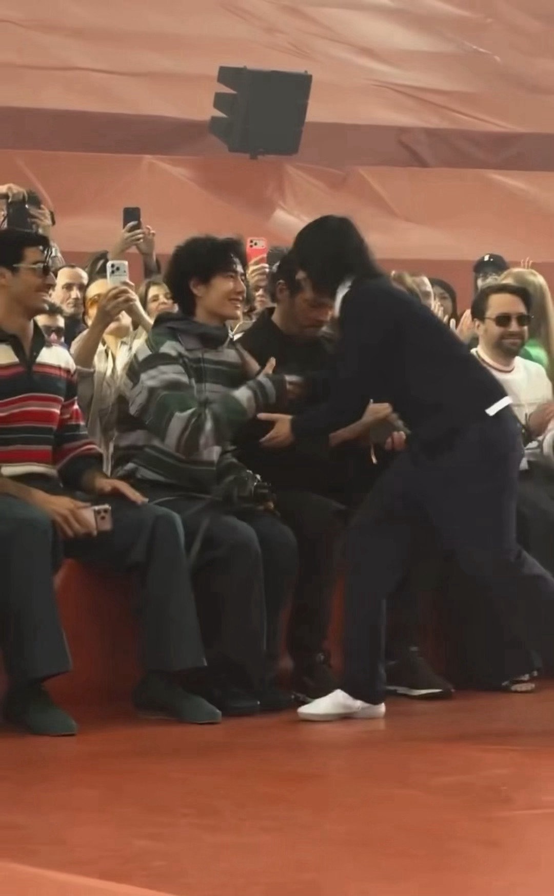 王一博Lacoste媒体看秀现场图，大秀结束创意总监Pelagia的谢幕时刻来