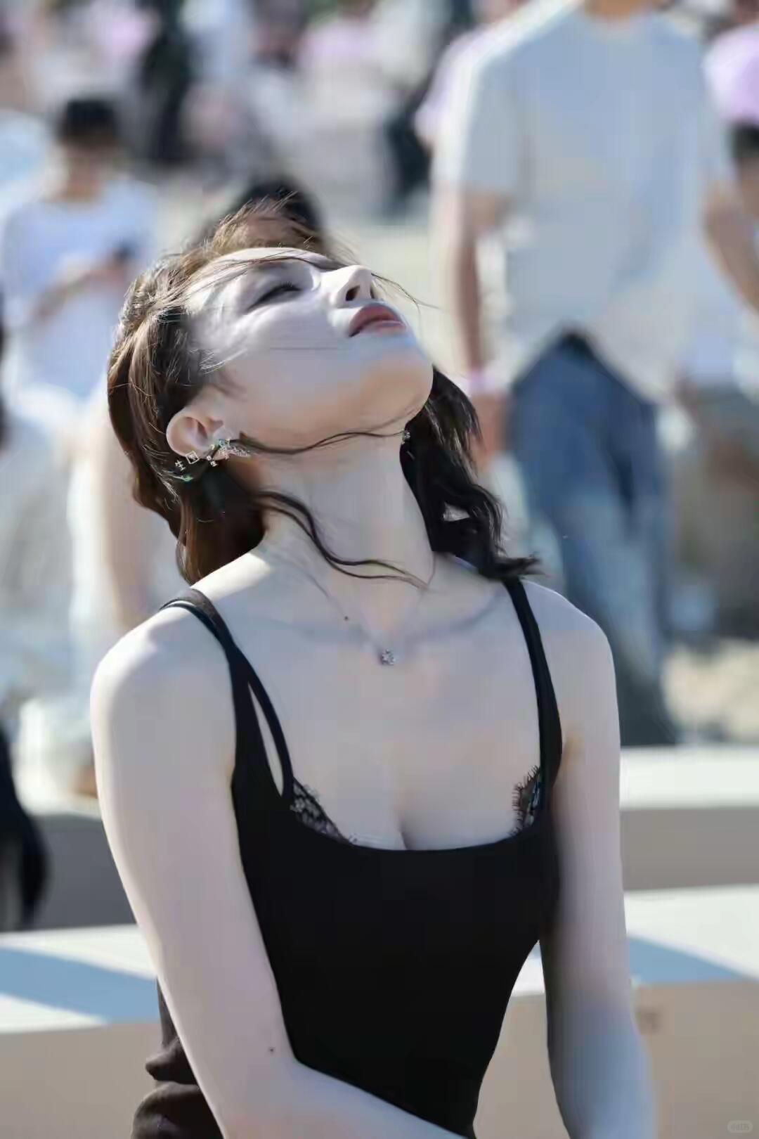 不戴眼镜的高启兰！高启兰隆妮女明星活动现场海边黑裙穿搭