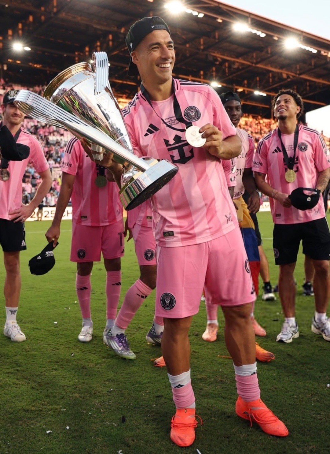 🚨💣苏亚雷斯接受了迈阿密国际的续约报价，将再续约一年，直至2026年底。