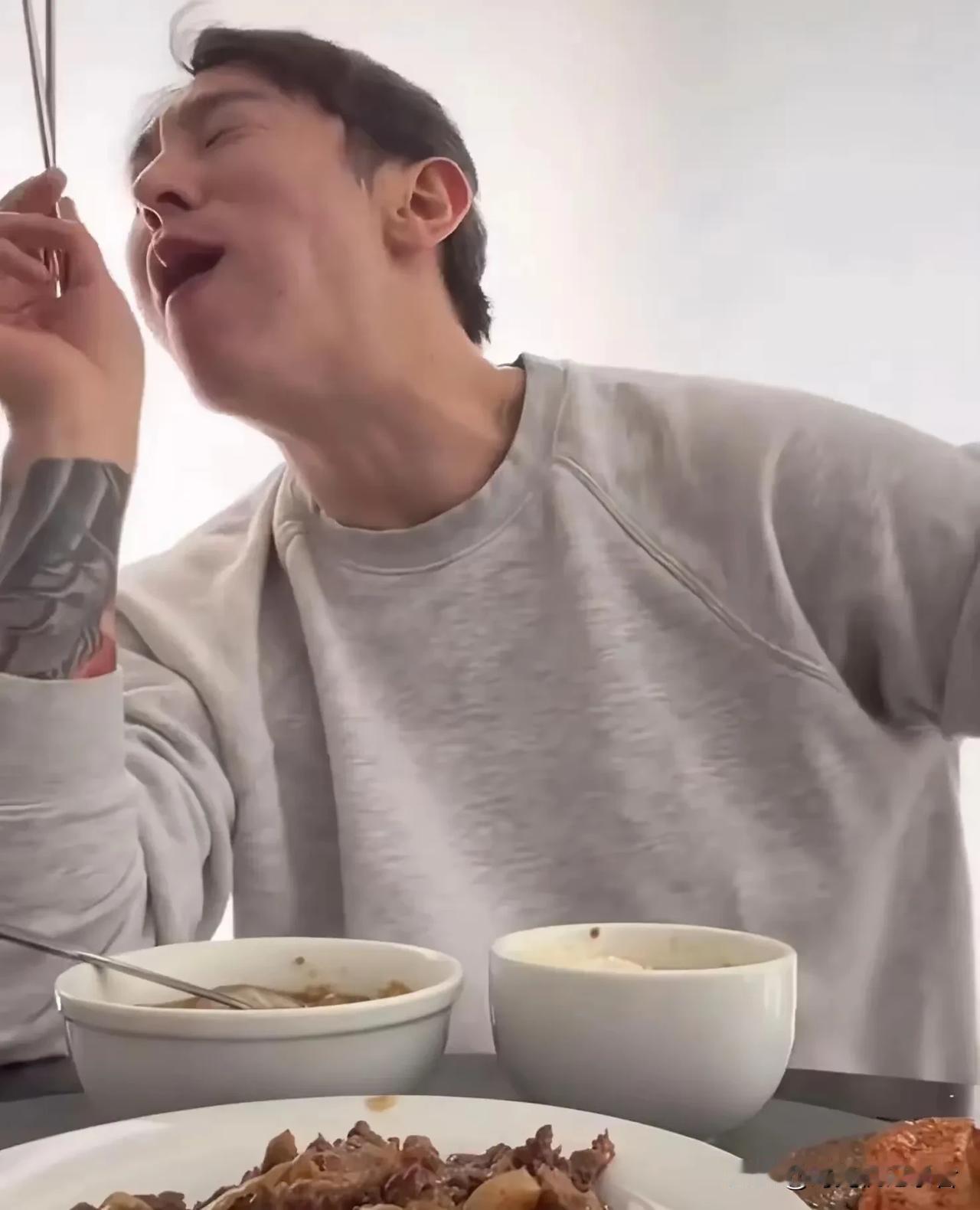 不要在学韩国霸总吃饭了，好像有精神病一样，吃个饭哼哼唧唧，张牙舞爪也太夸张了。