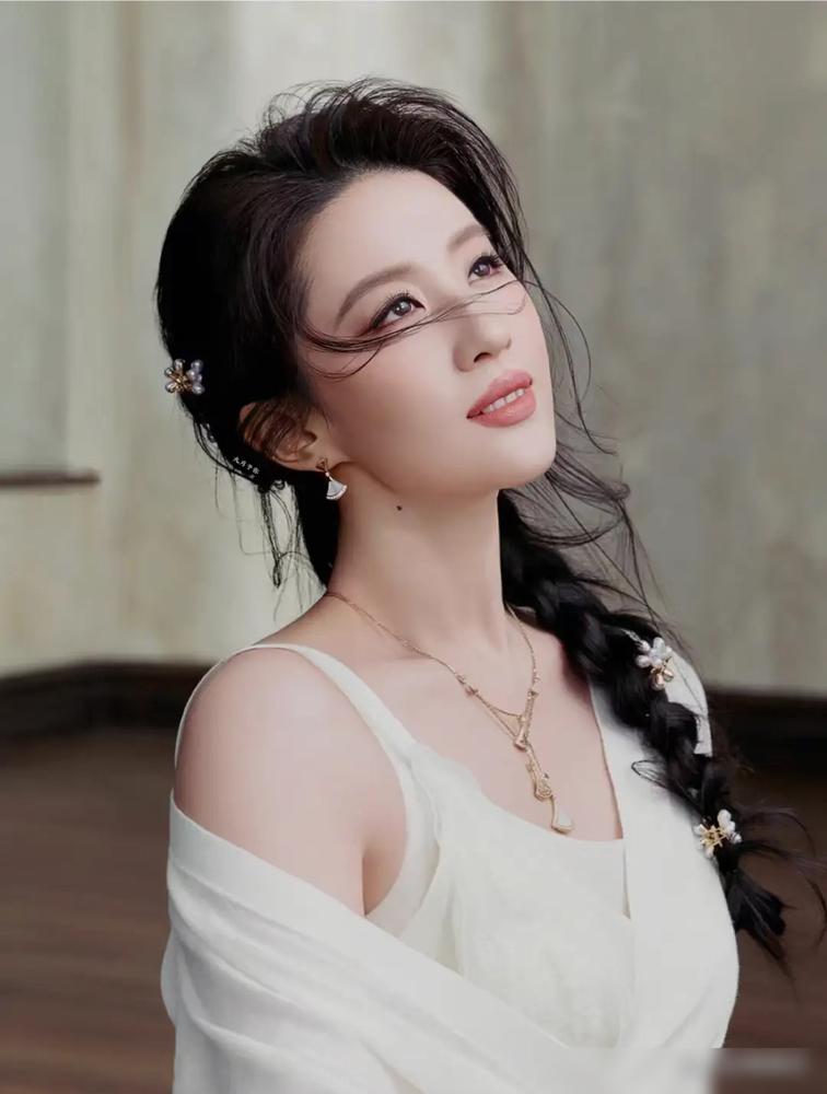 刘亦菲代言“猫人”的消息一出，全网瞬间炸锅了，不少人都在嘲讽：神仙姐姐竟然也开始