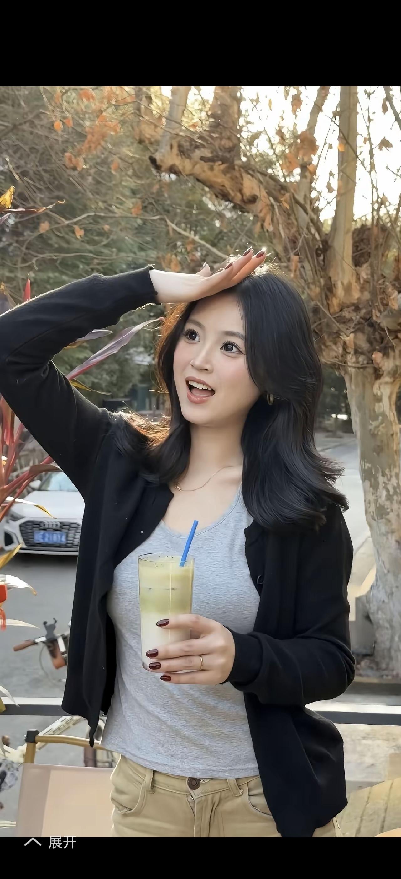 上班路上花坛的灌木阴凉处，种着好多报春花。它的叶子皱皱的，朋友觉得丑，可我知道它