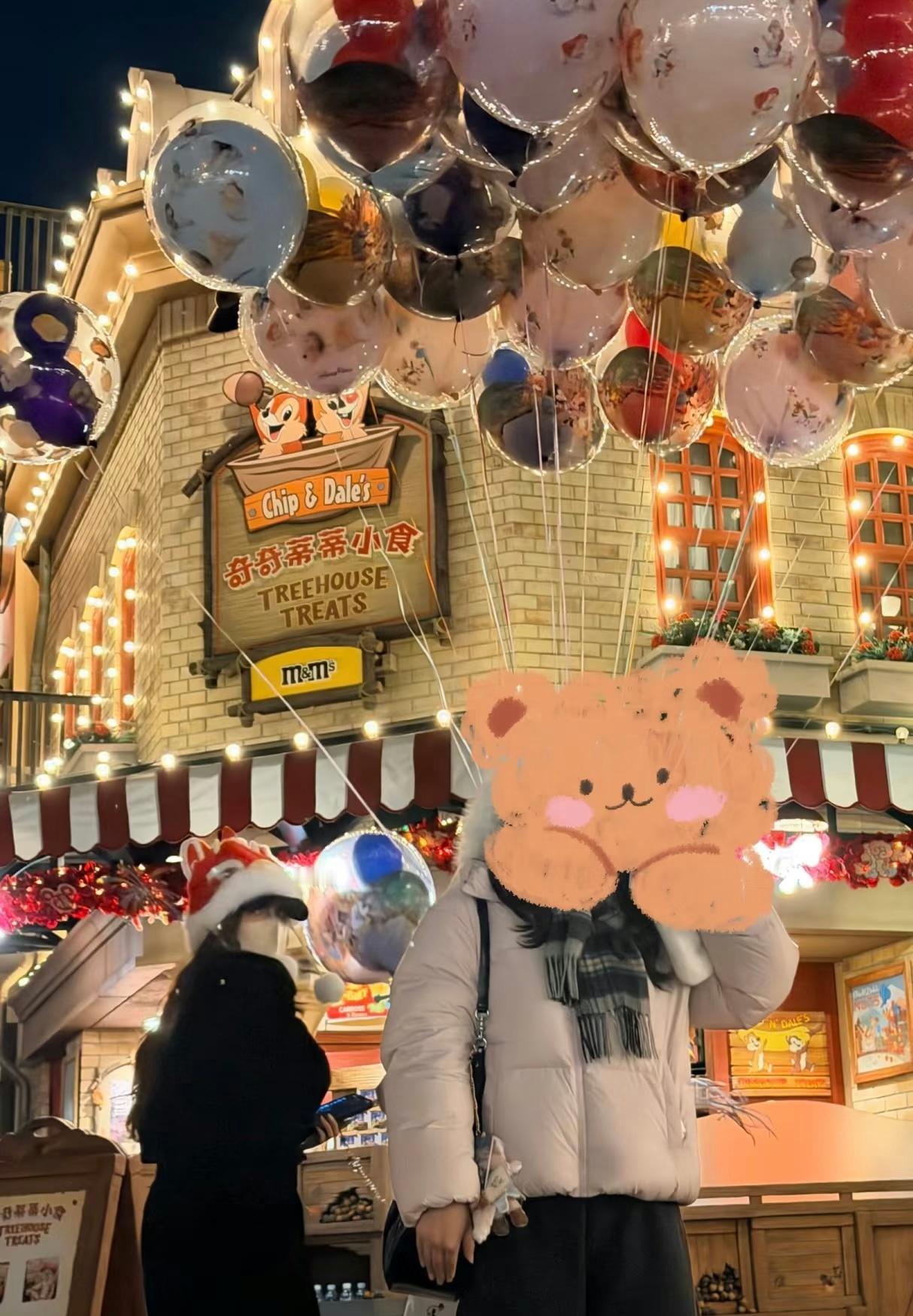 angelababy给路人拍照让位网友迪士尼照片里的angelababy我不羡