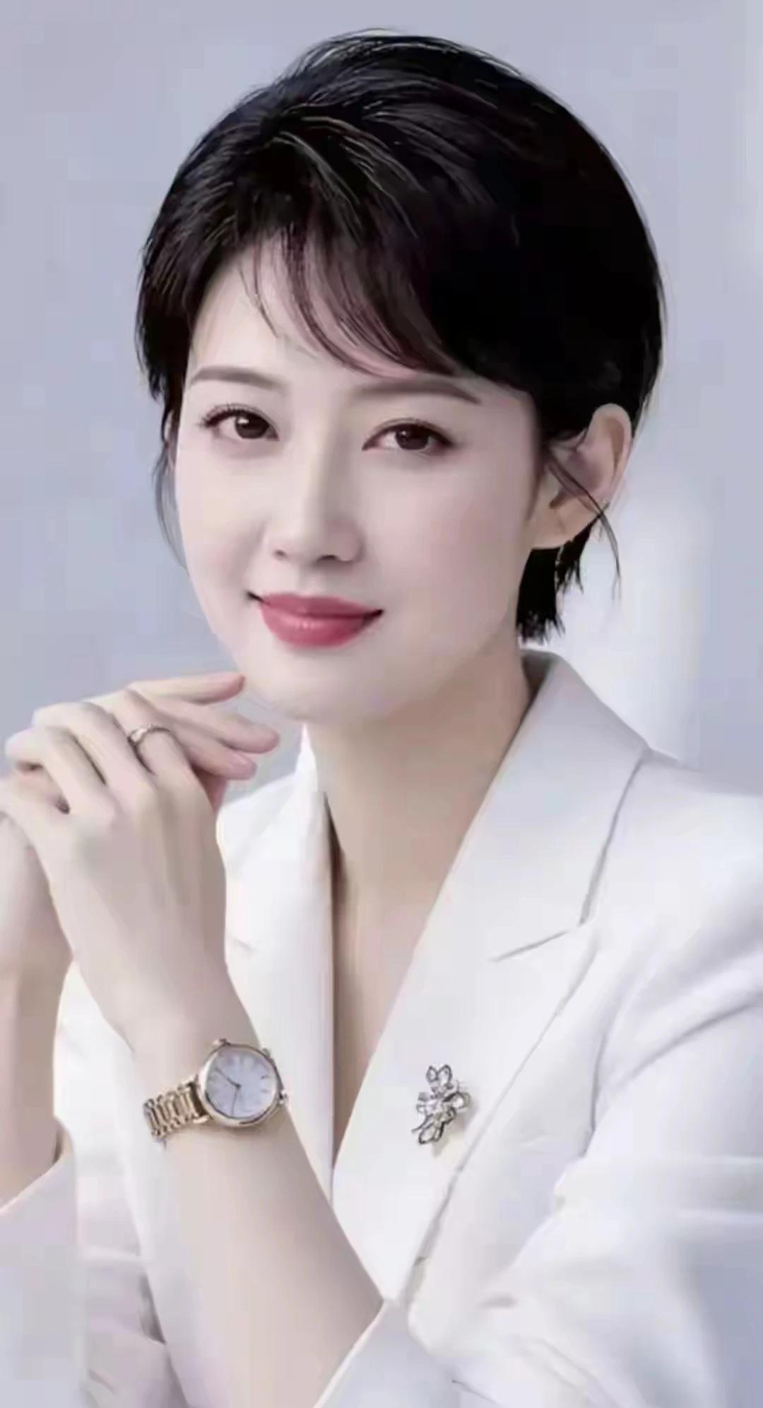 孤灯映壁影成双，满室柔光贺钟情回眸一笑百媚生眼含秋水心澄明。