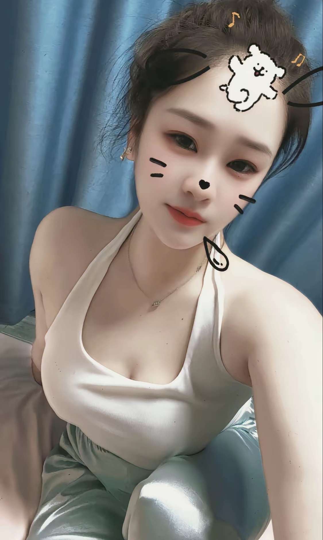 和她关在一个屋里一个月，没有手机玩你愿意吗？