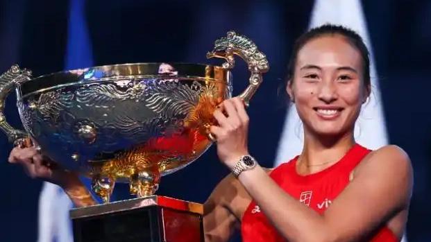 北京时间10月11日晚，2026中网女单决赛，郑钦文2-0战胜安德列娃，夺得冠军