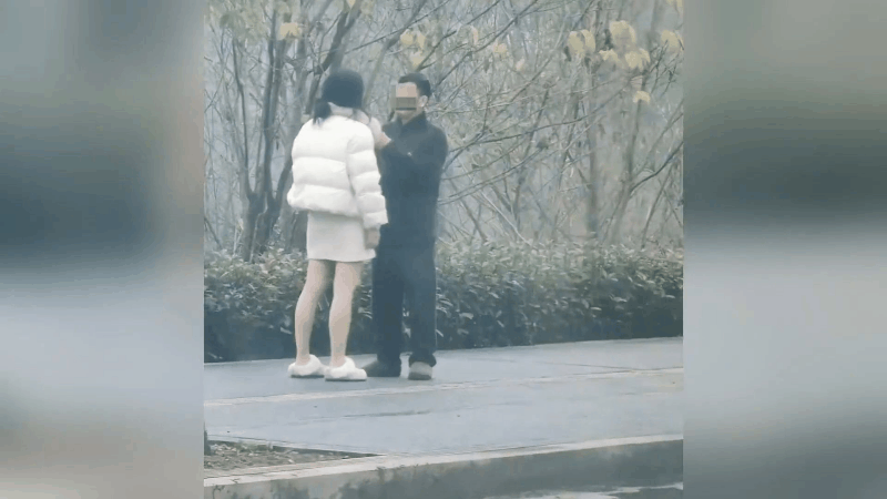 这是真饿久了，连脸面都不顾了吗？男子长期在外工作，过年回家刚下车，就有个穿着性