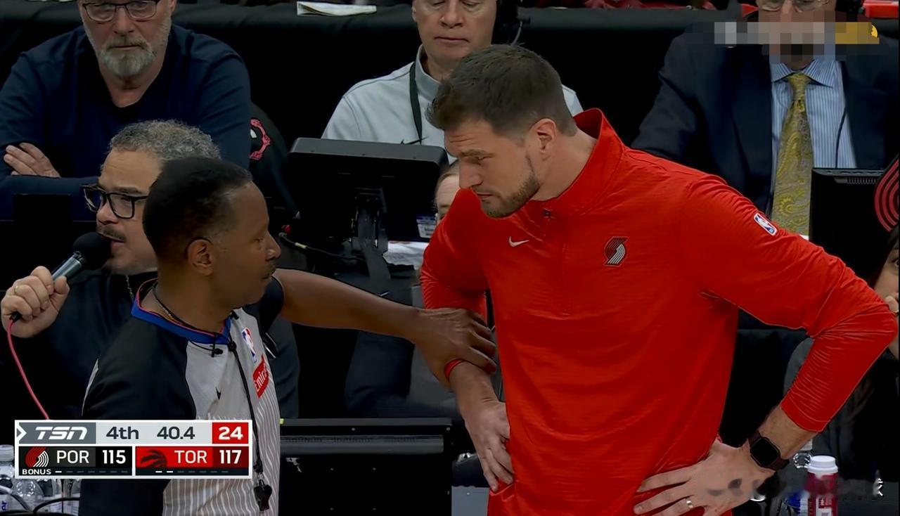 开拓者主帅斯普利特真是太昏庸了！今天开拓者在客场以118：121惜败于猛龙，遭遇