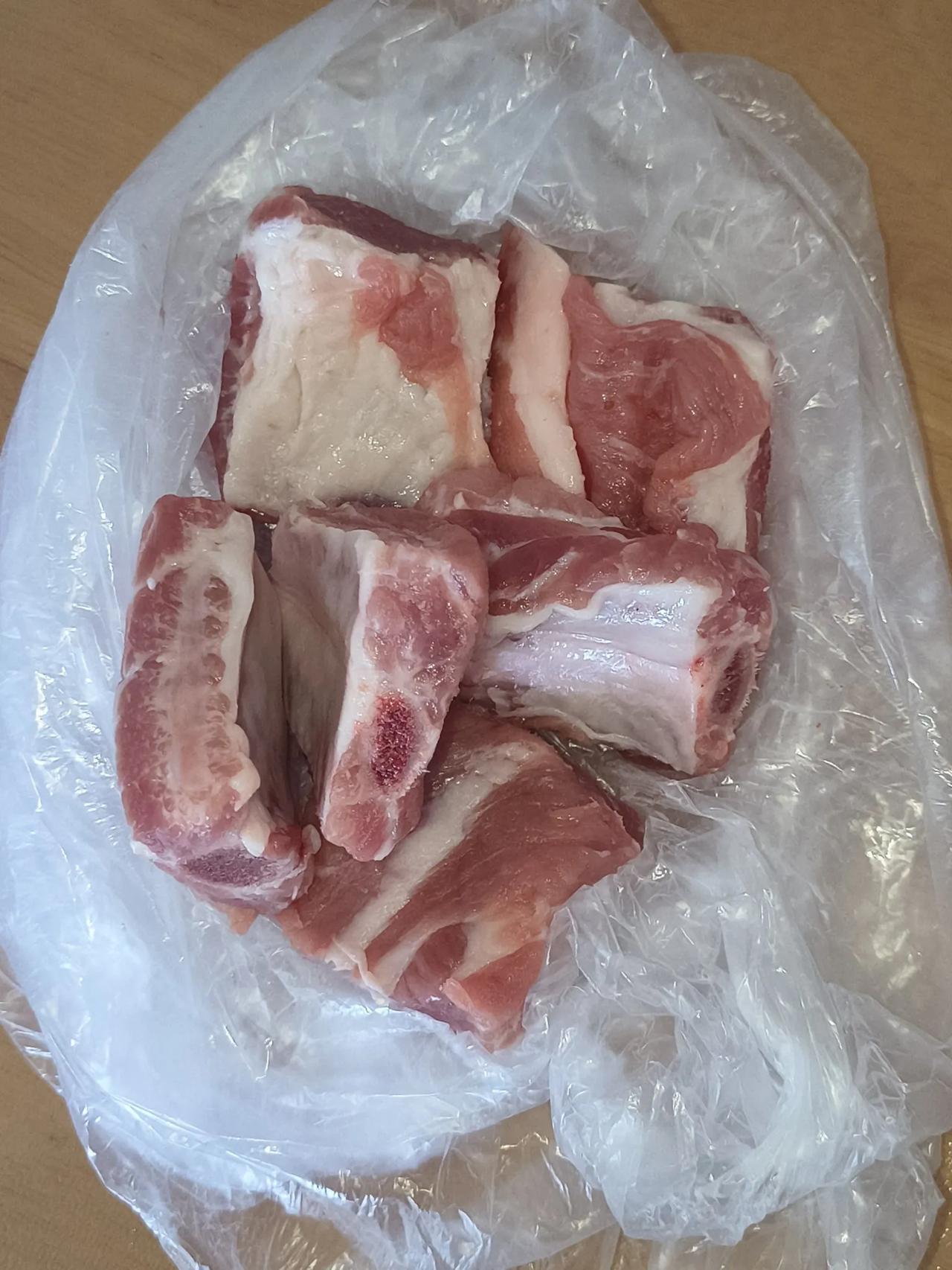 早上，在东丽湖小镇的生鲜超市，买了一根排骨。标价每斤29块5，壮硕的女屠夫将排