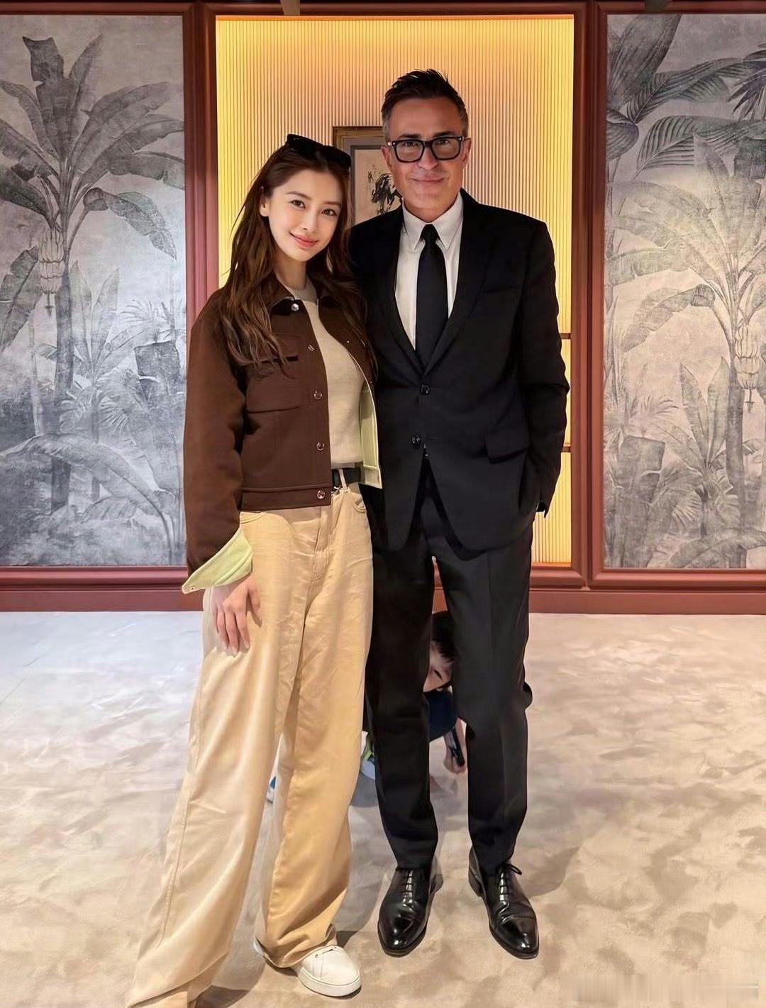 小海绵拍摄的Angelababy与爱马仕总监合影​​​