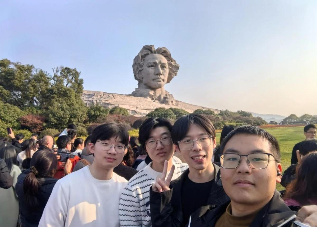 游戏卡成PPT，他反手考上清华。别人骂游戏毁人，他把卡顿写成录取通知书。