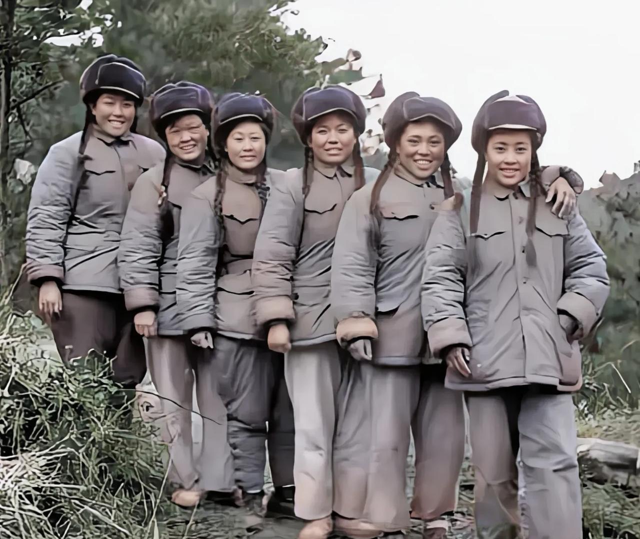 1952年11月25日上甘岭战役结束后，六名志愿军女兵留下了这张珍贵的合影。她们