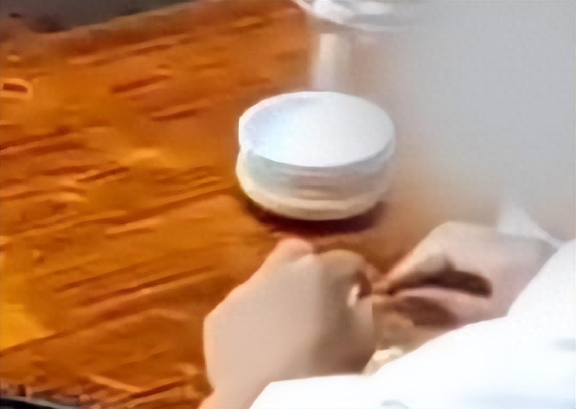 7月13日，浙江金华一女子自薅头发放凉皮里吃霸王餐。店主单女士称，女子吃完说有头