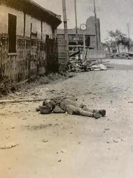 1945年8月，日军宣布投降后，11名日军逃到了辽宁大平房火车站躲避，没想到的是