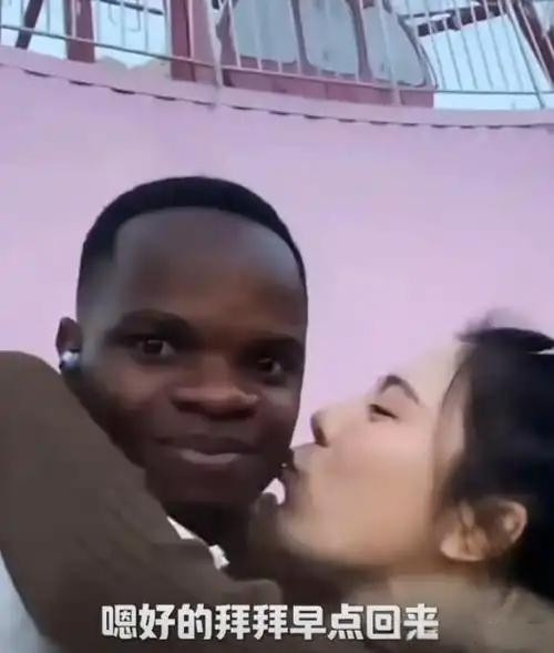 为了气国内男人，竟公开亲吻黑人留学生？有个女的在网上发亲吻视频还直播挑衅：“我就喜欢非洲男人，气死你