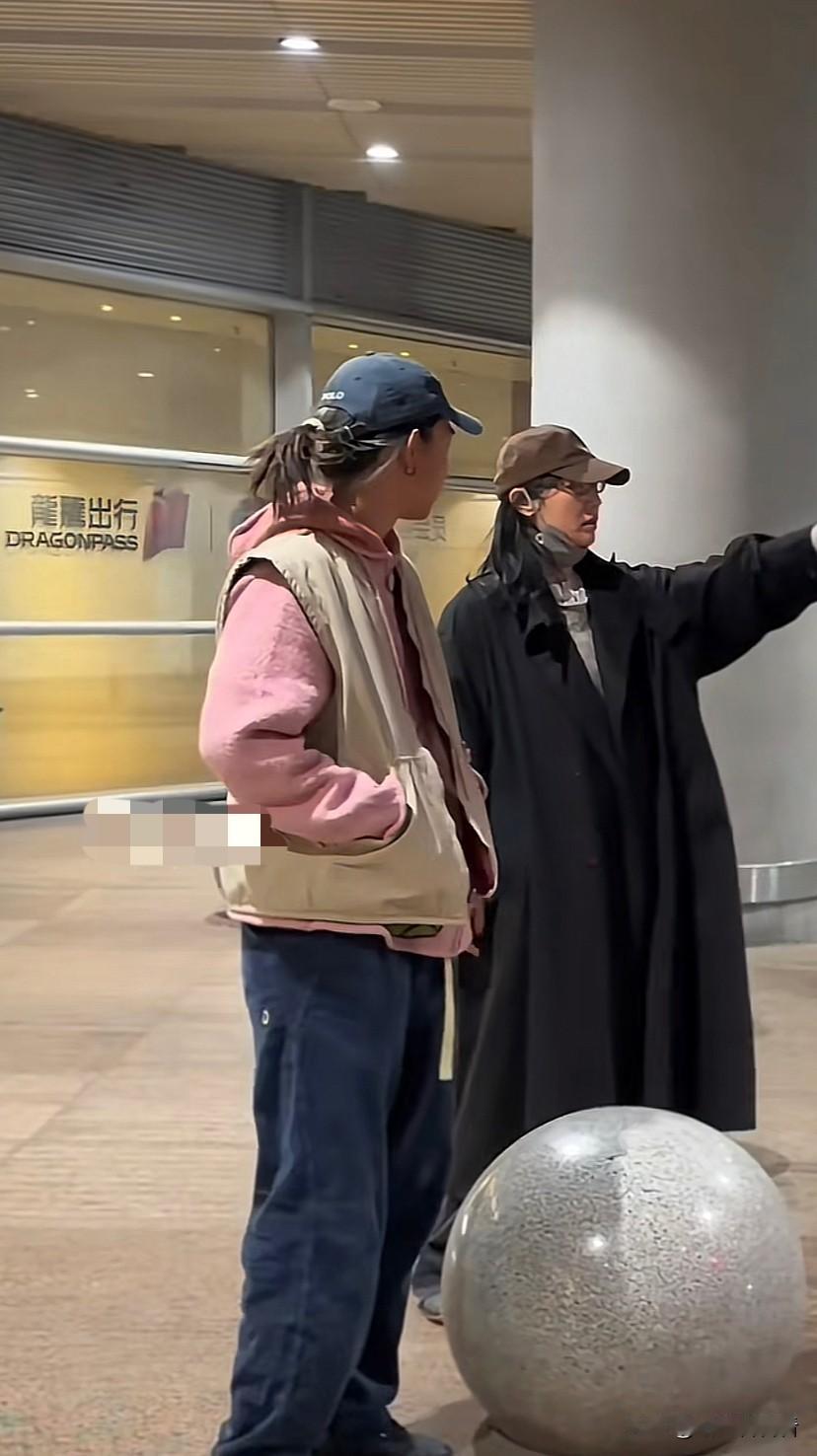 白百合的大儿子元宝出现在机场，大儿子元宝长成大小伙子了，比妈妈白百合高出一截，扎