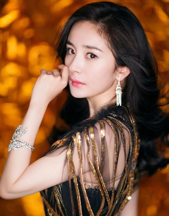 杨幂杨紫宋祖儿李兰迪入围扛剧花内娱扛剧花的席位，从来都是用作品与数据实打实筑牢的