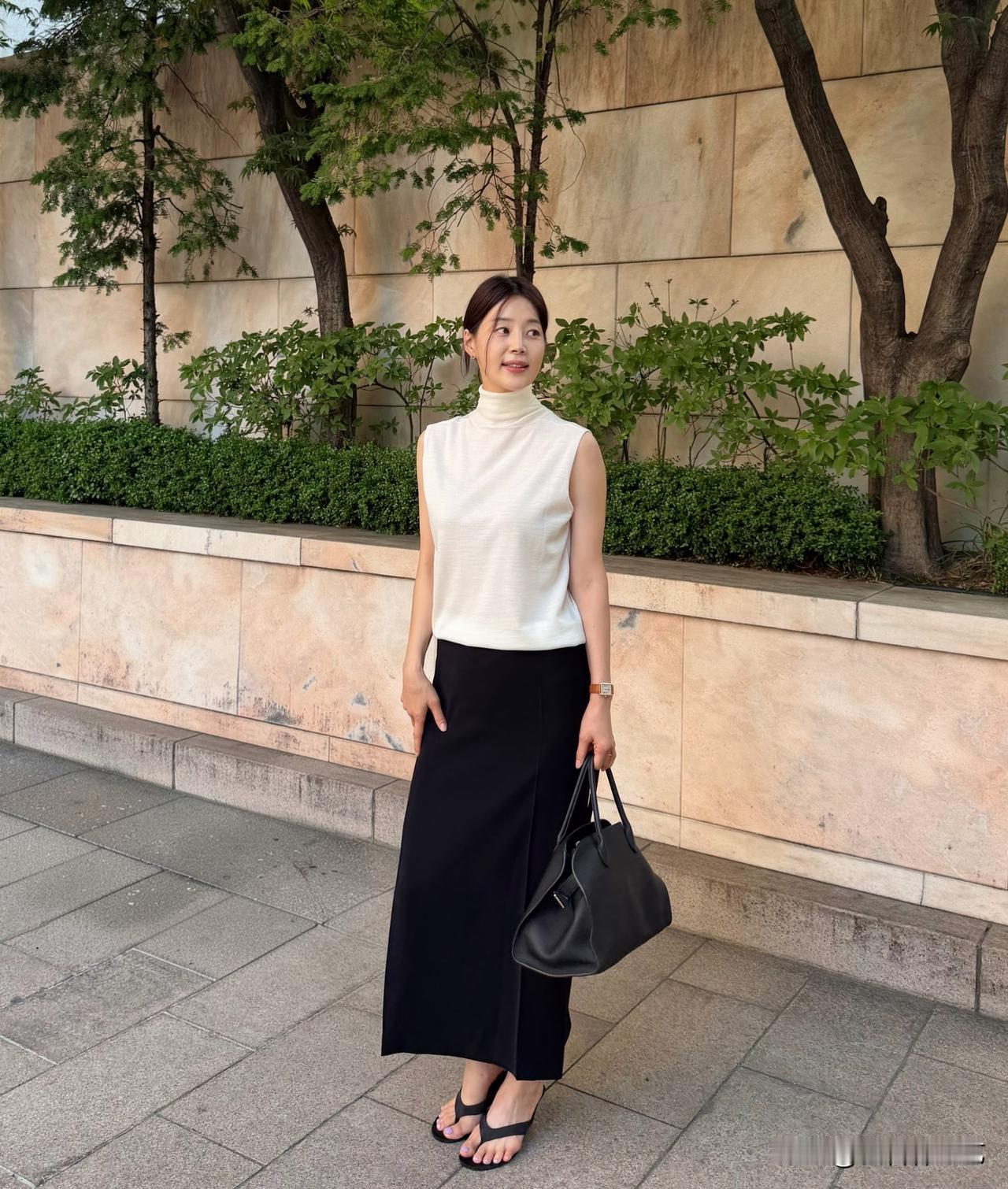 3日，演员韩智慧于个人Instagram更新一组日常照片。照片中，出镜的韩智慧选
