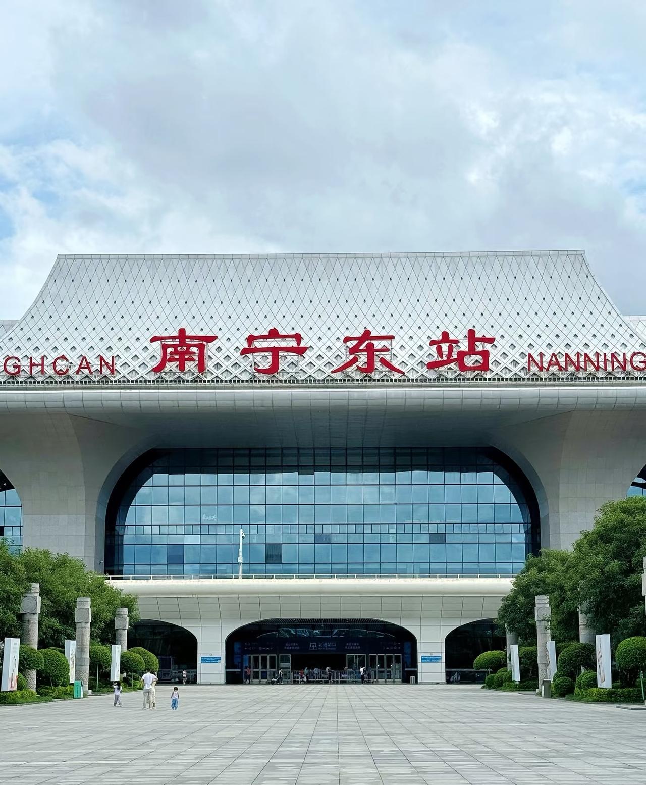 注意！南宁东站内餐饮店均闭店停业！由于南宁东站升级改造进行调整，站内所有餐饮