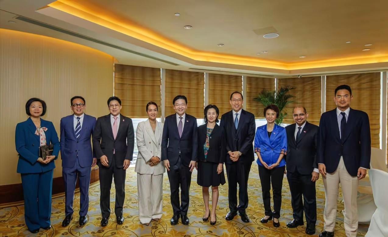 新加坡总理结束亚洲博鳌论坛之行，开启了对香港的访问。他与香港政商界核心人物会面时