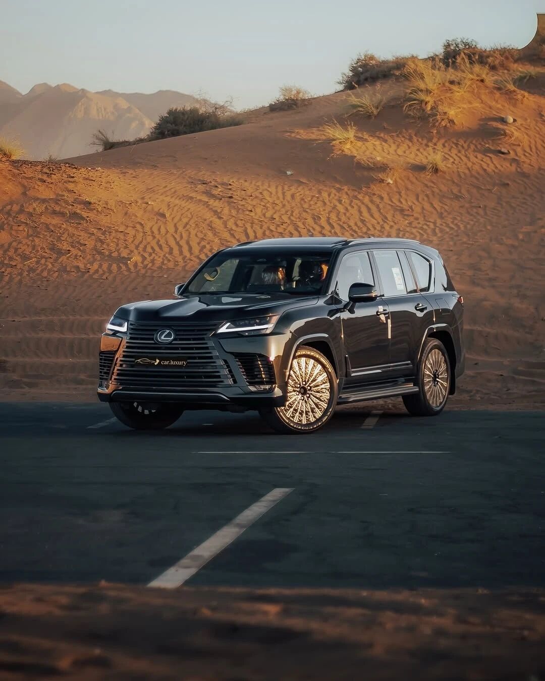 雷克萨斯LX700h是LX车系首款搭载混合动力系统的旗舰SUV，基于丰...
