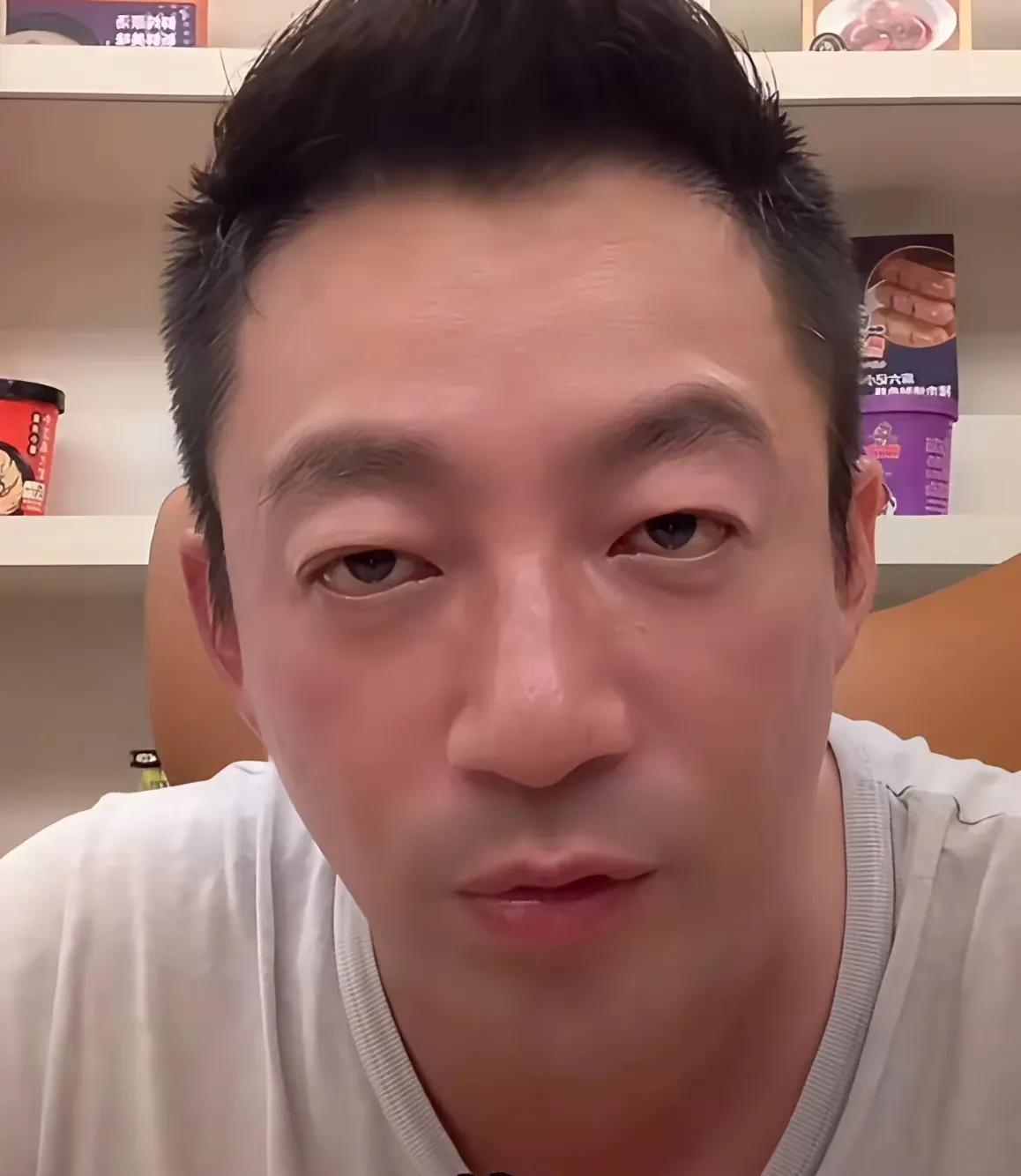 筱梅妈妈真不错，做的到位，当得起孩子叫她一声外婆！小菲直播，说，俩孩子生病了，