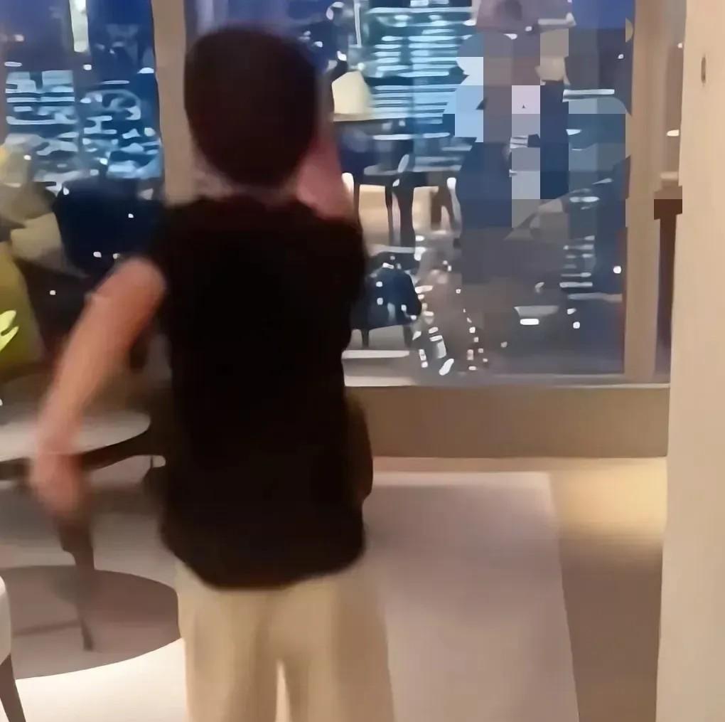张兰和孙子小霖霖感情最好。两个人虽很少见面但骨血这个东西不能小看，小霖霖很喜欢
