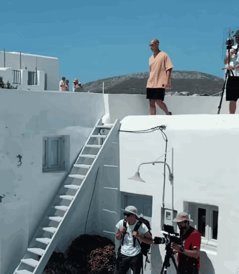 下楼梯的时候就不要东张西望的，现在好了摔了吧。