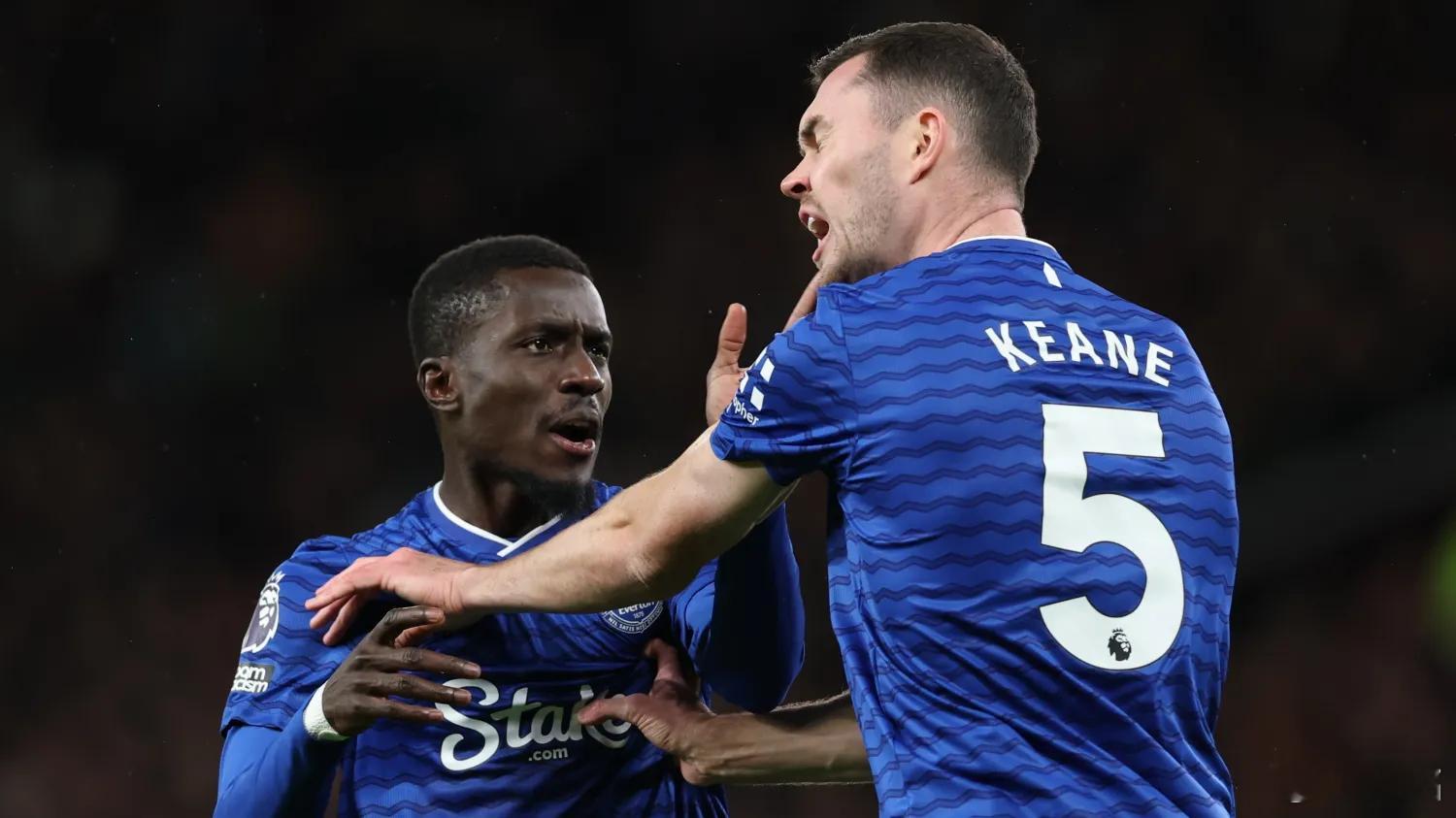 盖耶和迈克尔-基恩吵架，两个人一开始是顶牛，随即盖耶左手给了基恩一个大嘴巴，这是