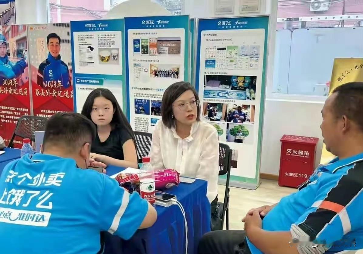 这是前几年张丹丹走访了解外卖员时的照片，当时还对外卖员表示同情。外卖员还以为终于