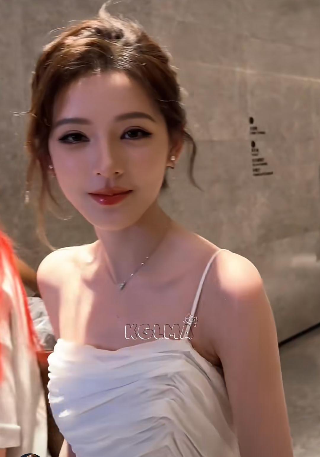 刚开始以为她是整容脸！没想到在综艺上看到了她的妈妈，原来她的漂亮是完全遗传了她