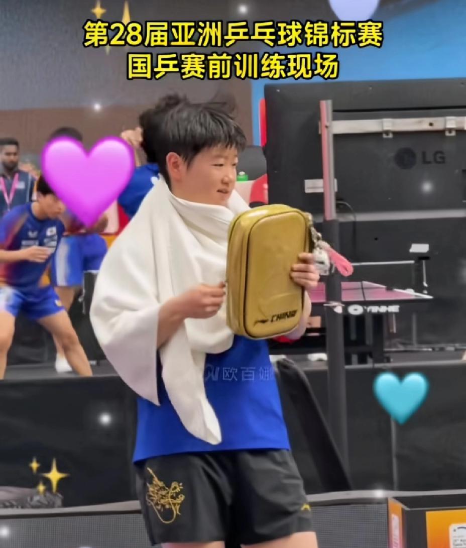 莎莎这是入乡随俗了吗？一条擦汗的毛巾挂在身上也这么好看，这架势有点入乡随俗的