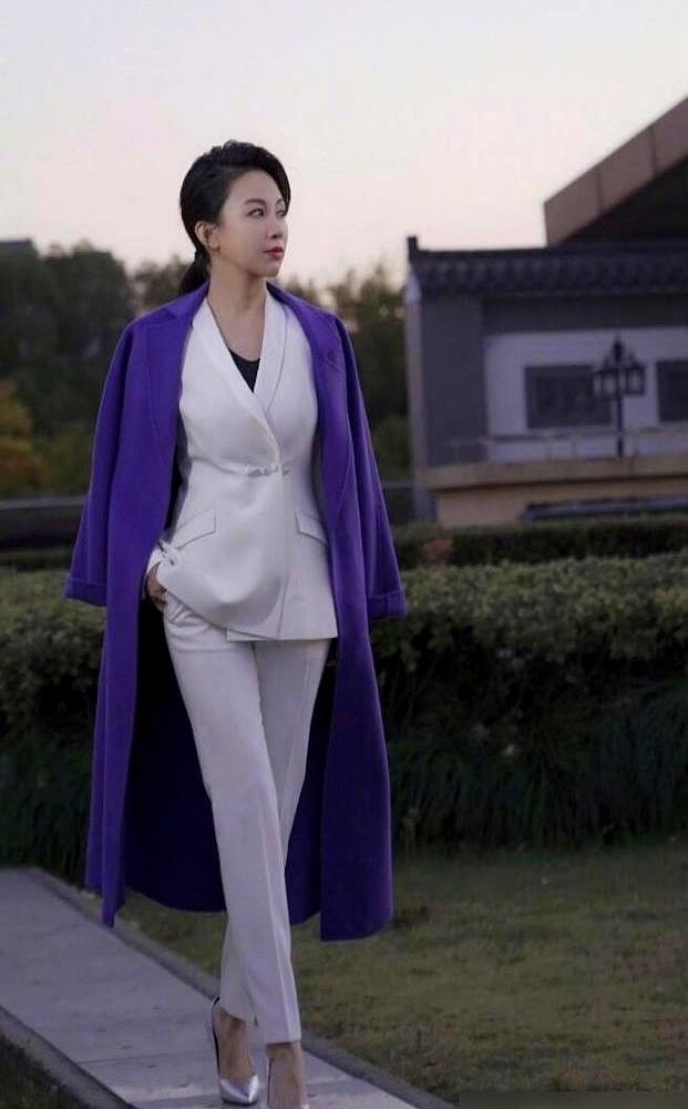 都以为潘晓婷当了主任要“发牌”了。2025年7月，她出任中国台球协会俱乐