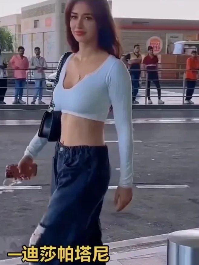 印度第一美女迪莎帕塔尼，一直以为印度人都是黑黑的，跟非洲人差不多黑。脏乱差不讲卫