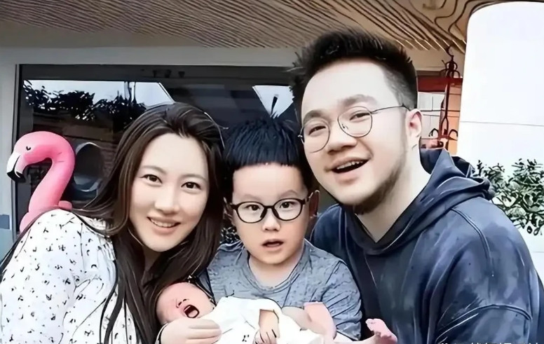 家人们！巴图家最近可太有话题了！他和王博谷的俩儿子都姓宋，大儿子叫宋一鸣，小