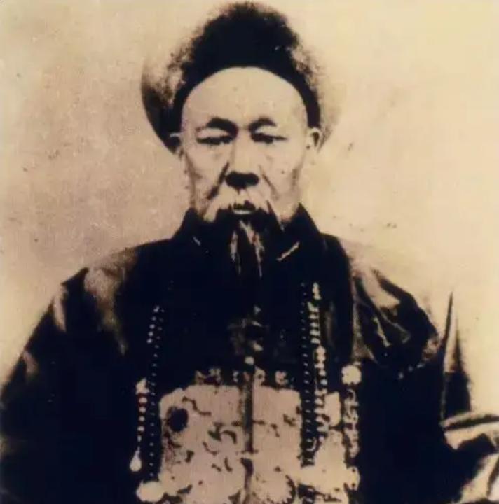 斗过八国联军，气得八国联军要慈禧对他开刀问斩，然而慈禧却死命保他，甚至不惜再和八