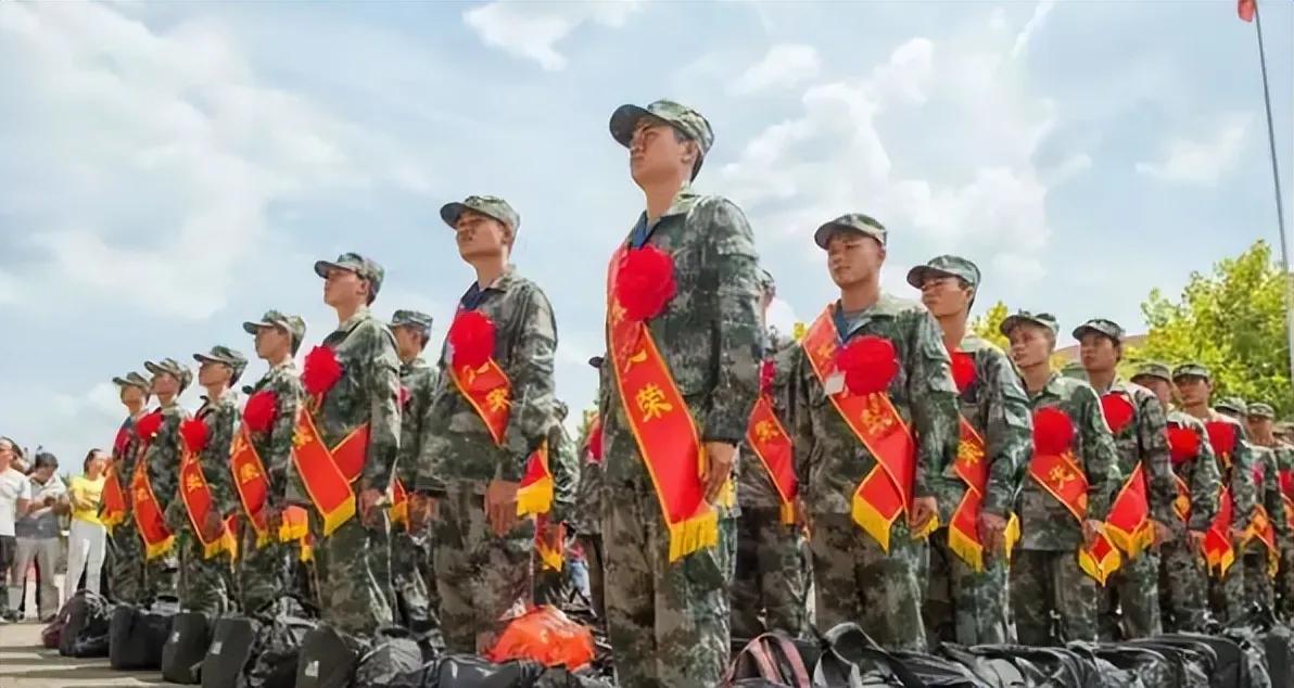 太糊涂了！云南曲靖，一名00后男子应征入伍进入火箭军某部队服役。这本是件光荣的事