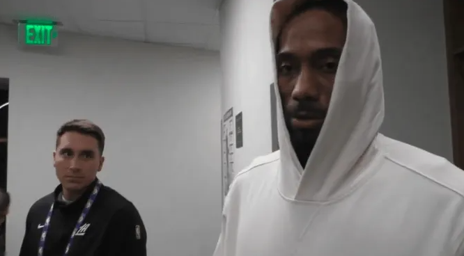 NBA常规赛,勇士98-79战胜快船。赛后,快船球员伦纳德接受了采访。谈到全队