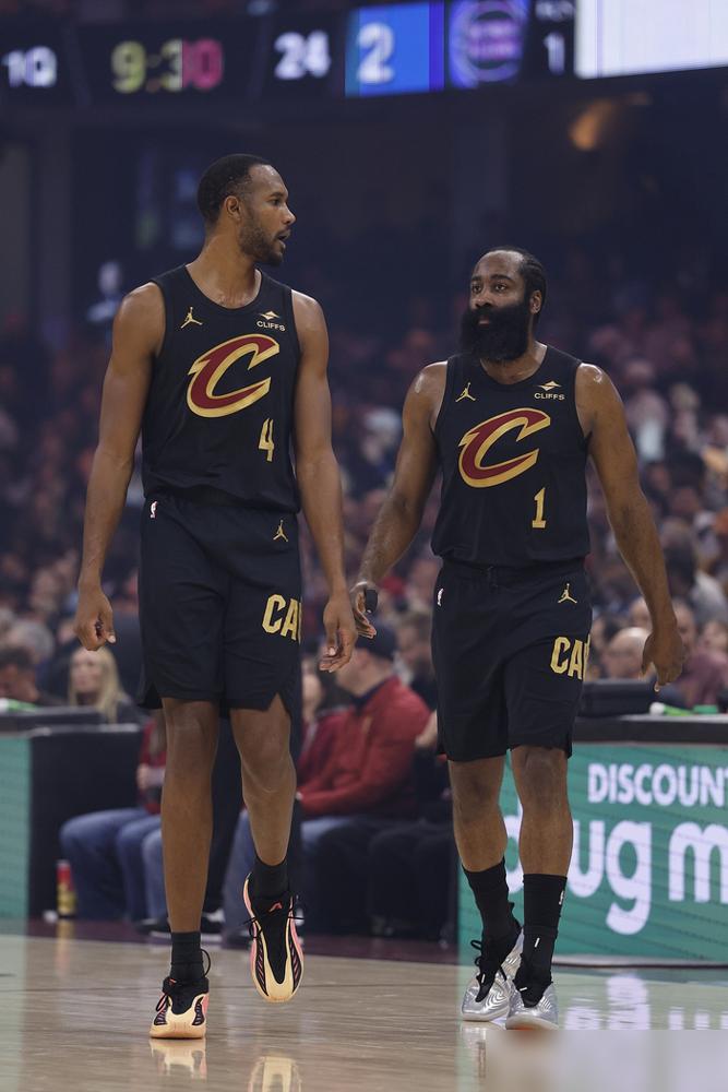 36岁的哈登在克利夫兰杀疯了！29000分只是摆在桌上的勋章，真正让全联盟颤抖的