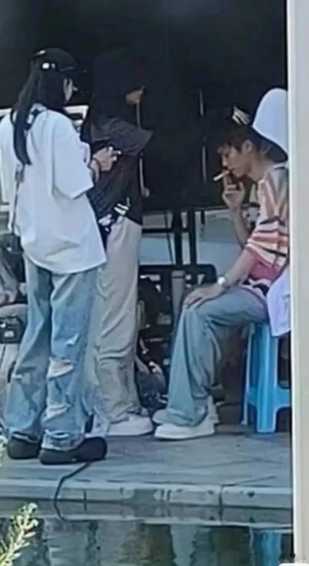 梓渝还带嫂进组拍戏，一直跟在身边，真的不中了，嫂子这是看着拍亲密戏啊[敲打]​​