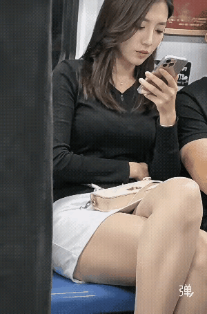 当她对着镜头向你微笑，故事就有个开始了