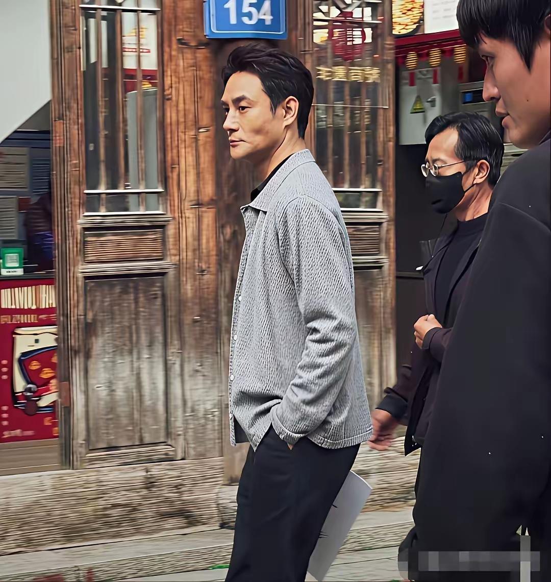 天呐！这是王凯吗？他瘦了，也显老了。在福建平潭偶然遇到王凯，只见他身着一件灰色