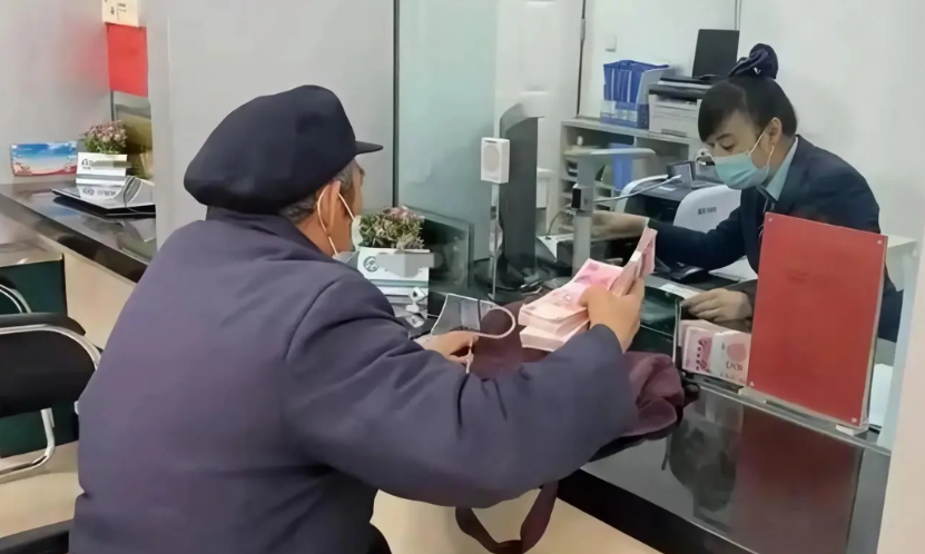 陕西西安，一大爷家里120000元的存款到期，于是来到银行重新存定期，可没想到，